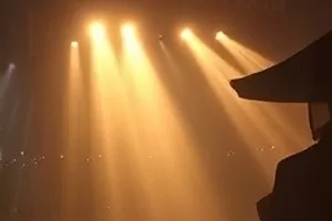 剧集《山火将熄》封面,山林火线与消防员剪影