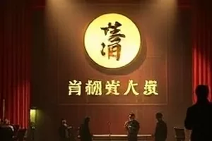 剧集《铁轨上的夏天》封面,绿皮车厢窗口
