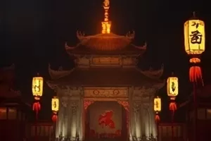 剧集《第二封信》封面,书桌台灯与信纸